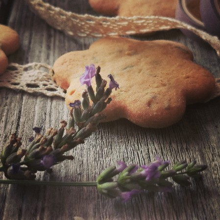 biscotto con lavanda su legno